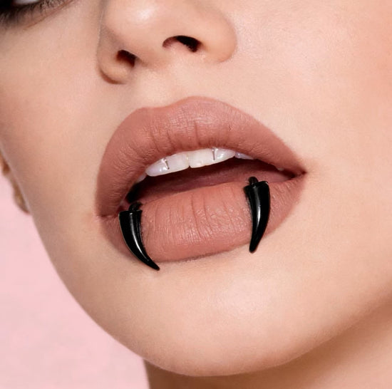 Pair of Metal Curved Fang Design Glossy Gothic Fake Fangs