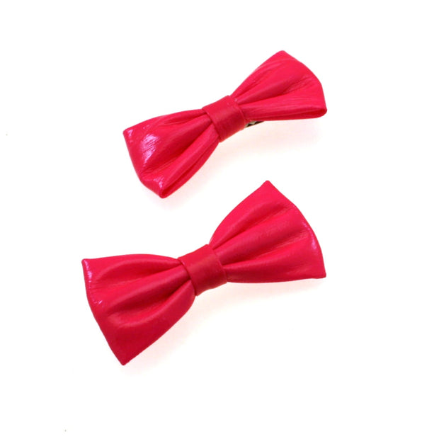 Pair of PVC Neon Bows on Clip (Dimensions of bow: L: 7cm x H: 3cmp - Dimensions of crocodile clip : 4.5cm - 60/70/80s fashion - Great for dance theme fancy dress or clubwear)