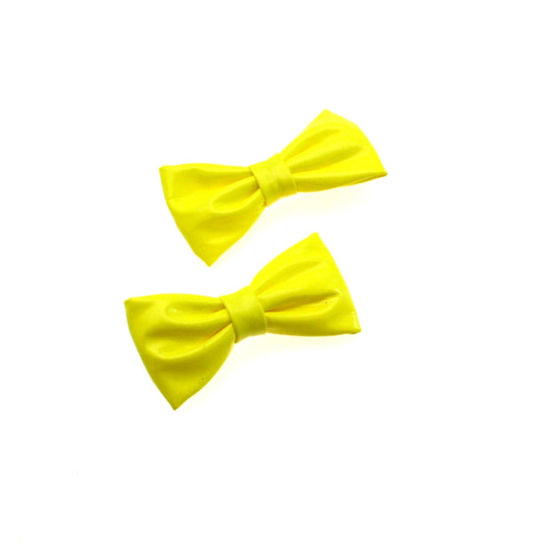 Pair of PVC Neon Bows on Clip (Dimensions of bow: L: 7cm x H: 3cmp - Dimensions of crocodile clip : 4.5cm - 60/70/80s fashion - Great for dance theme fancy dress or clubwear)