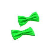 Pair of PVC Neon Bows on Clip (Dimensions of bow: L: 7cm x H: 3cmp - Dimensions of crocodile clip : 4.5cm - 60/70/80s fashion - Great for dance theme fancy dress or clubwear)